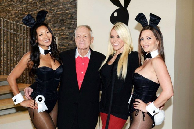 O fundador da revista Playboy,  Hugh Hefner, e suas coelhinhas
