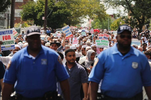Centenas de pessoas protestam e pedem por justiça após dois muçulmanos serem assassinados no bairro do Queens, em Nova York