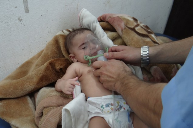 Bebê recebe tratamento no hospital Sahra depois de um ataque com gás cloro atribuído ao exército sírio, na cidade Saraqeb na província de Idlib - 02/08/2016