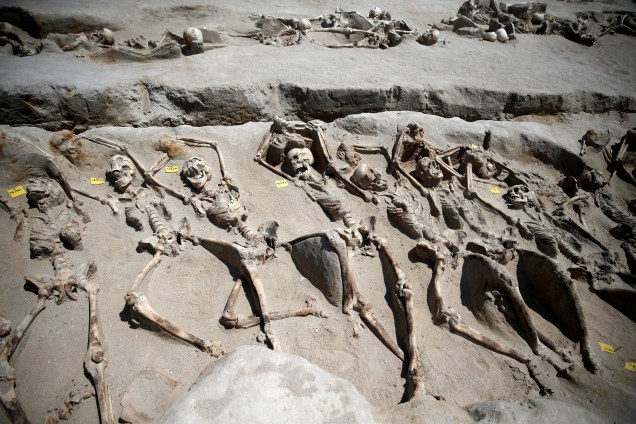 Arqueólogos encontram esqueletos acorrentados e enfileirados, no antigo cemitério Falyron Delta, em Atenas, na Grécia - 01/08/2016