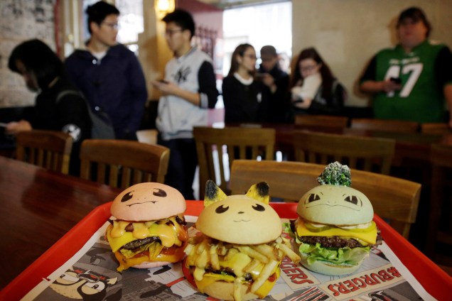 Clientes aguardam para comer 'Pokeburgs', hambúrgueres sob a forma de personagens Pokemon, em Down N 'Out Burger restaurante em Sydney, Austrália – 26/08/2016