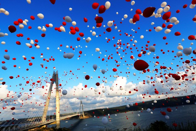 Balões vermelhos e brancos são vistos durante a cerimônia de inauguração da Ponte Yavuz Sultan Selim, como continuação da Ponte de Bósforo, em Istambul, na Turquia - 26/08/2016