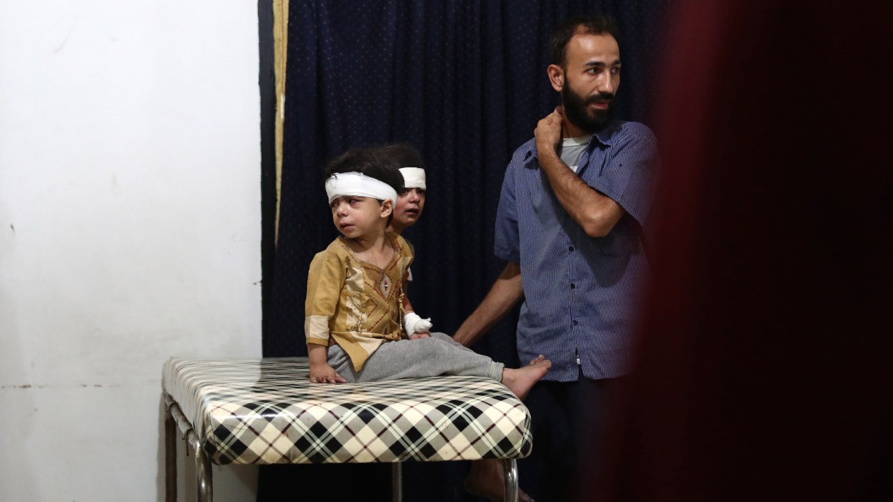 Crianças recebem tratamento em Douma, na Síria