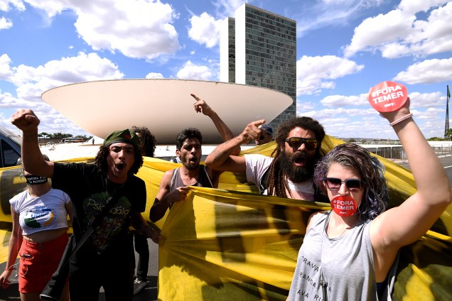 Manifestantes contrários ao impeachment de Dilma Rousseff (PT) protestam nas proximidades do Congresso Nacional, em Brasília (DF) - 30/08/2016