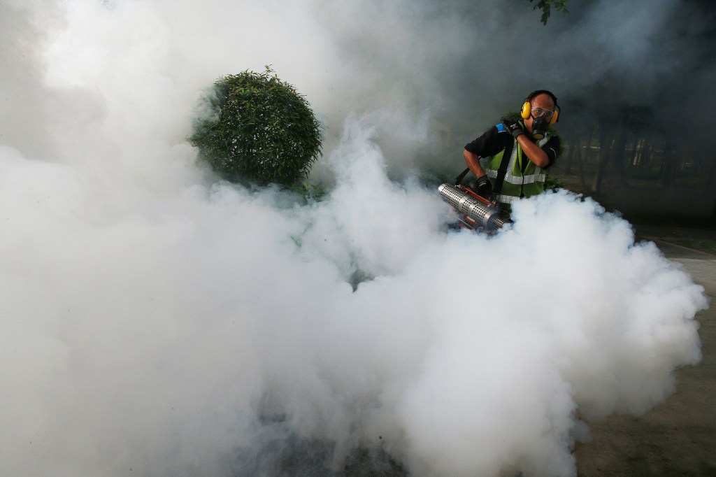 Equipes de saúde combatem o zika vírus em Singapura