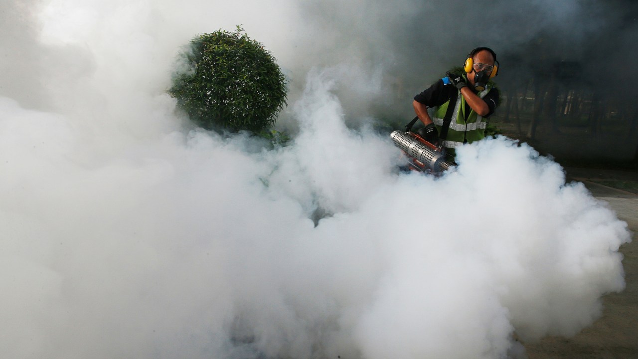 Equipes de saúde combatem o zika vírus em Singapura