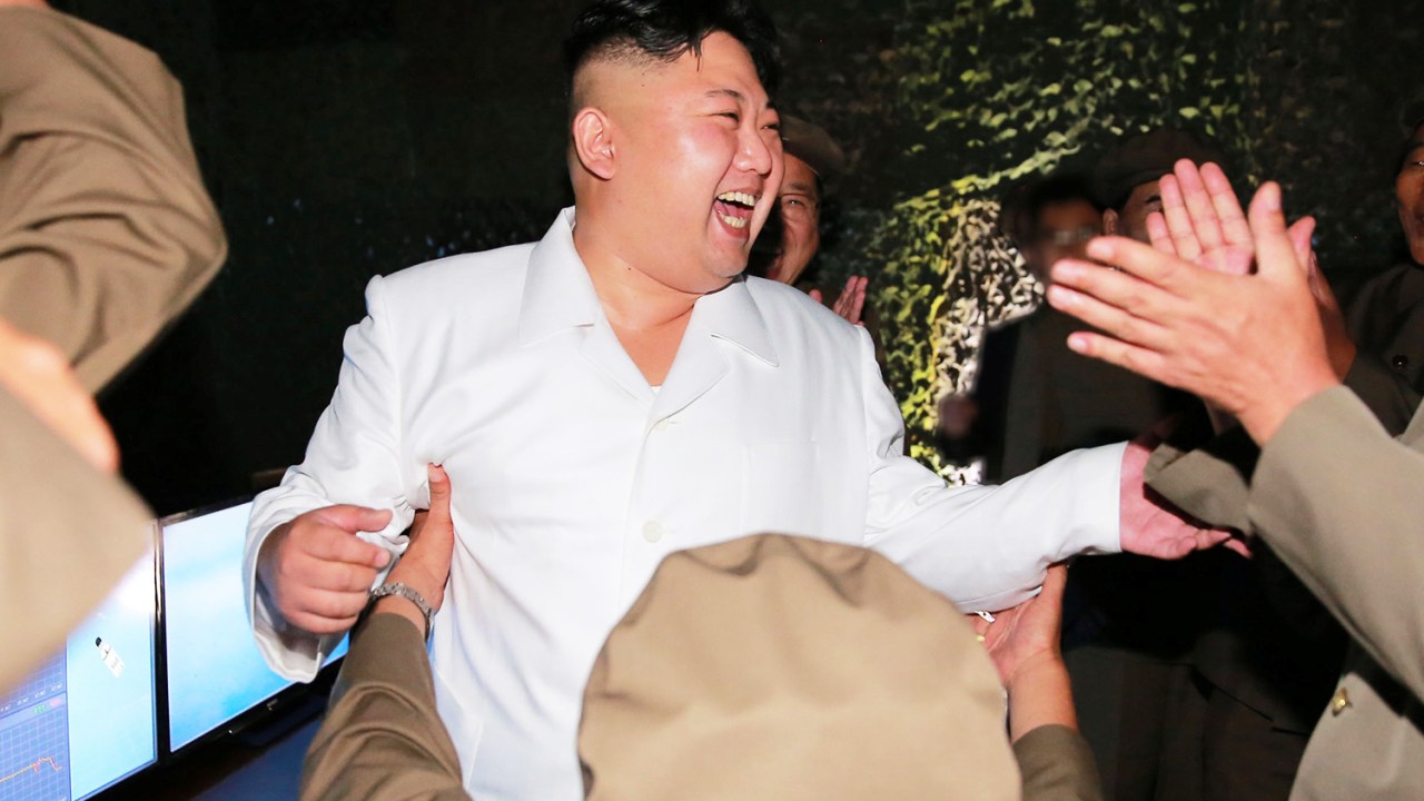 O líder norte-coreano Kim Jong Un, comemora lançamento de míssil, durante testes na capital Pyongyang - 25/08/2016