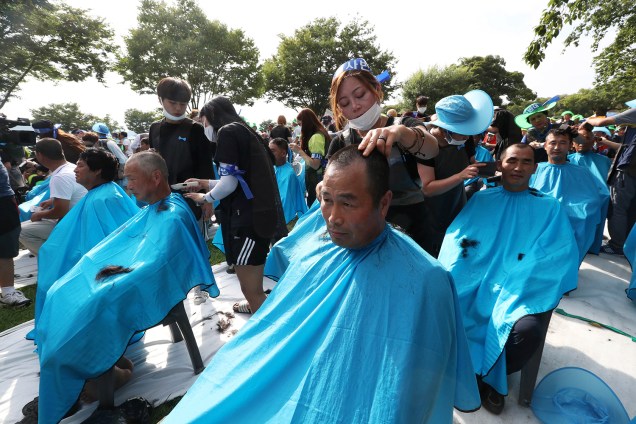 Moradores de Seongju, na Coreia do Sul, cortam cabelo em protesto contra a construção de uma unidade anti-misseis americana no local - 15/08/2016
