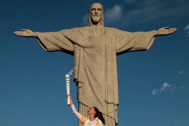 A chama olímpica foi levada até o Cristo Redentor pelas mãos da ex-jogadora de vôlei Isabel horas antes da cerimônia de abertura dos Jogos Olímpicos Rio 2016