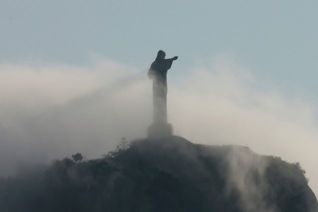 Névoa cobre a estátua do Cristo Redentor durante o amanhecer no Rio de Janeiro - 09/08/2016
