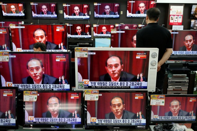 Televisores de uma loja em Seul, exibem reportagem sobre Thae Yong Ho, vice-embaixador da Coreia do Norte, em Londres, que desertou com sua família para a Coreia do Sul - 18/08/2016
