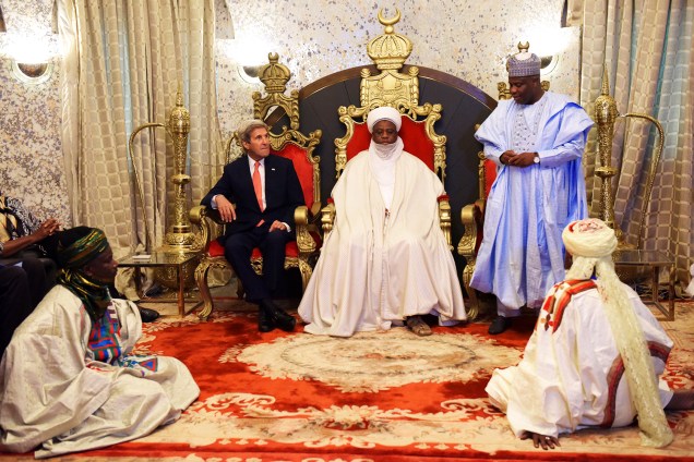 O secretário de estado americano John Kerry (esq), durante encontro com o sultão Muhammad Sa'ad Abubakar, de Sokoto, na Nigéria. Kerry parabenizou os nigerianos pela luta contra o grupo radical islâmico Boko Haram - 23/08/2016