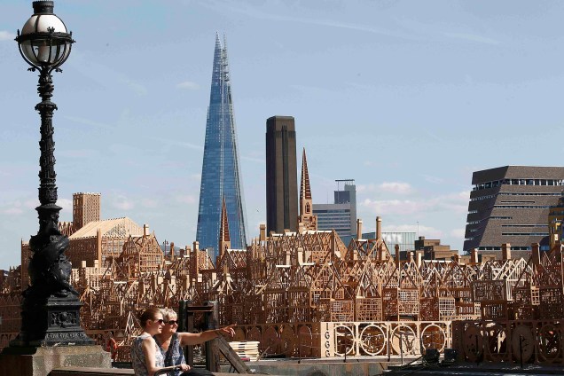 Turistas observam uma escultura que remete à Londres do século XVII feita pelo artista David Best ao longo do rio Tâmisa , a peça tem mais de 120 metros de extensão – 30/08/2016