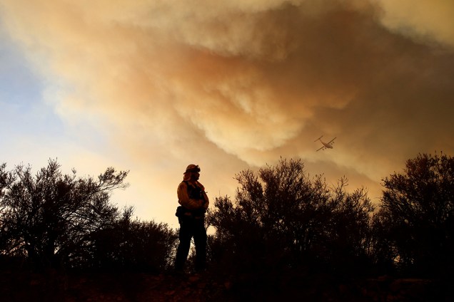 Bombeiro tenta controlar fogo que atinge florestas na região da Califórnia, nos Estados Unidos - 08/08/2016