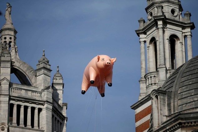 Um porco inflável flutua sobre o Victoria and Albert Museum em Londres para promover uma exposição sobre a banda Pink Floyd que terá abertura em maio de 2017