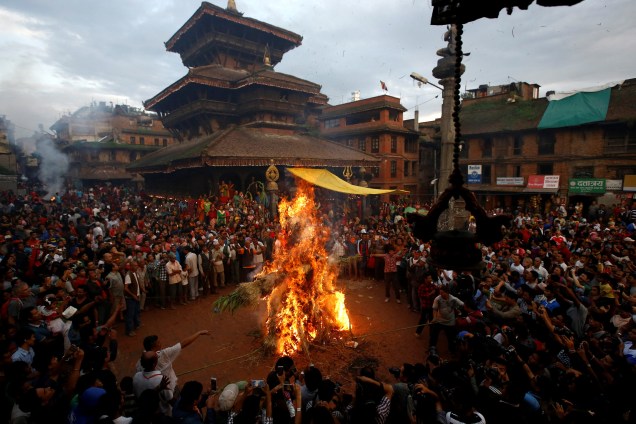 Devotos ateiam fogo em uma efígie do demônio Ghantakarna, para simbolizar a destruição do mal, durante o festival hindu na antiga cidade de Bhaktapur, Nepal - 01/08/2016