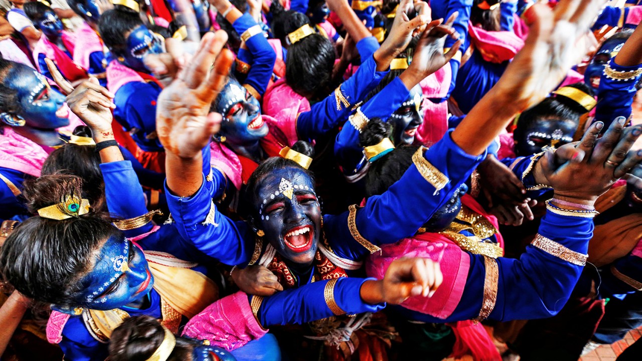 Estudantes dançam durante o Festival Janmashtami, que marca o aniversário do deus Khrishna. Celebração ocorre em Mumbai, na Índia - 23/08/2016