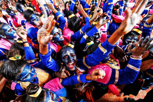 Estudantes dançam durante o Festival Janmashtami, que marca o aniversário do deus Krishna. Celebração ocorre em Mumbai, na Índia - 23/08/2016