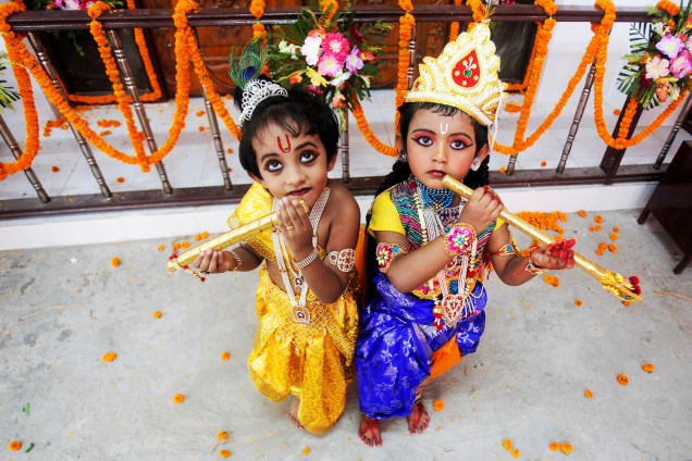Crianças participam do Festival Janmashtami em Agartala, na Índia, para celebrar o aniversário do deus Krishna - 24/08/2016