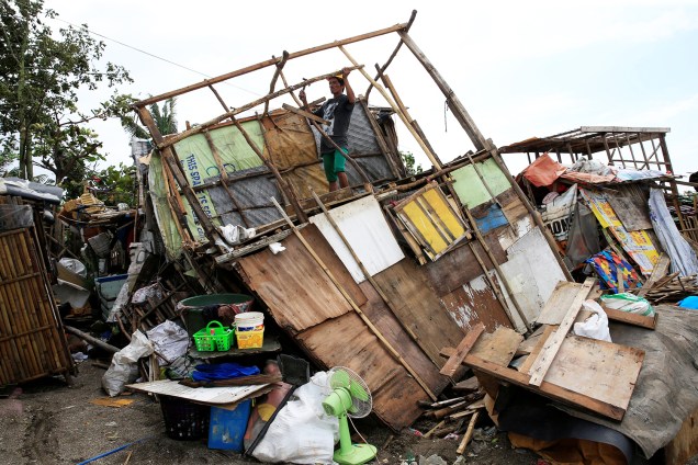 Morador da cidade de Manilla, nas Filipinas, observa sua casa destruída após tornado atingir a região - 15/08/2016