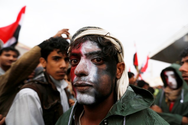 Homem com o rosto pintado com as cores da bandeira do Iêmen participa de manifestações em apoio ao ex-presidente iemenita Ali Abdullah Saleh, em Saana - 01/08/2016