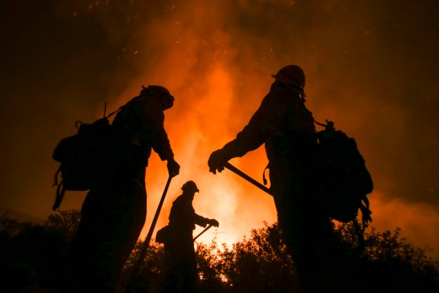 Bombeiros combatem incêndio florestal em São Bernardino, no estado americano da Califórnia - 17/08/2016