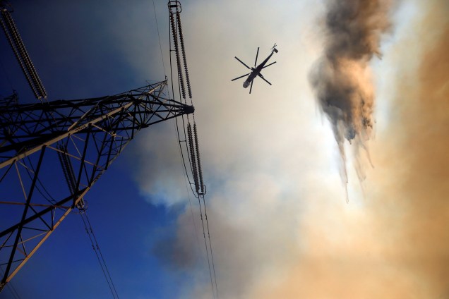 Helicóptero de combate a incêndios faz operação próximo a linhas de de transmissão para proteger casas durante incêndio no Condado de San Bernardino, na Califórnia (EUA) - 17/08/2016