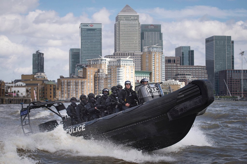 Força anti-terrorista britânica participa de treinamento no Rio Tâmisa, em Londres
