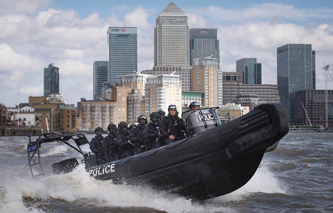 Força anti-terrorista britânica participa de treinamento no Rio Tâmisa, em Londres