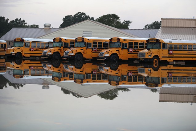 Ônibus escolares em um estacionamento inundado de Denham Springs, no estado americano de Louisiana. Forte chuva que atingiu a região já provocou ao menos sete mortes - 16/08/2016