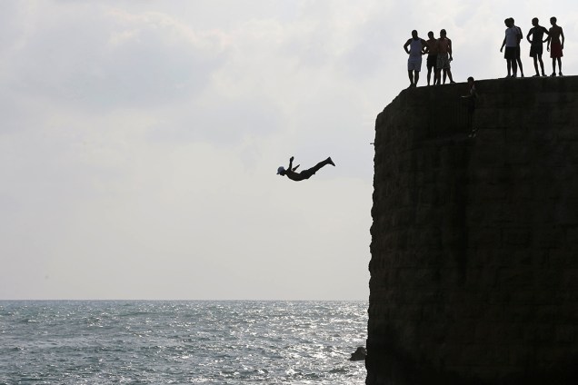 Homem salta de um penhasco para o Mar Mediterrâneo na cidade de Acre, em Israel - 08/08/2016