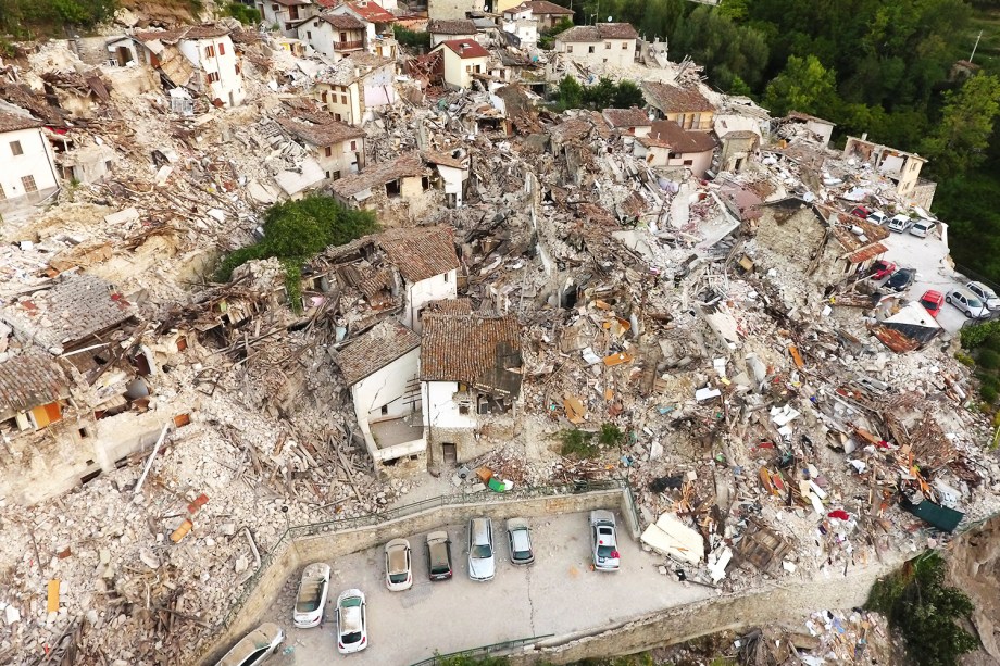 Cidade de Pescara del Tronto, localizada na região central da Itália, vista de um drone após o forte terremoto que atingiu a região - 25/08/2016