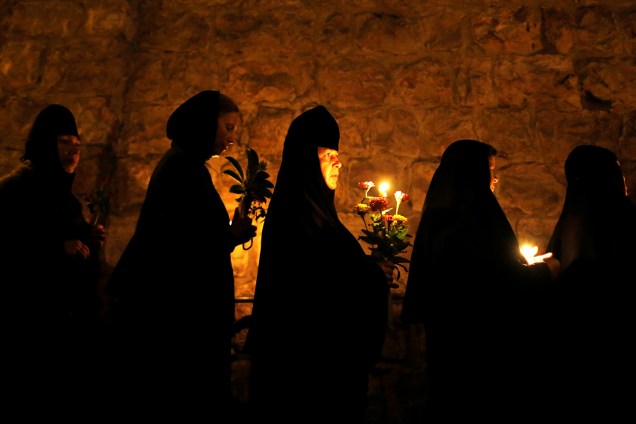 Cristãos ortodoxos realizam procissão anual na Via Dolorosa, levando a imagem da Virgem Maria, na cidade velha de Jerusalém - 25/08/2016