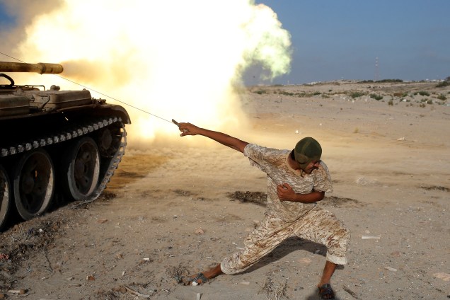 Combatente das forças líbias aliadas a ONU dispara a artilharia de um tanque russo contra tropas do Estado islâmico em Sirte, na Líbia - 02/08/2016