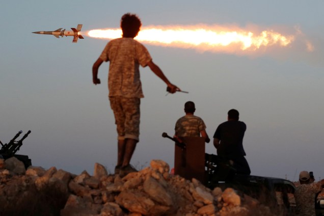 Soldados do Exército Líbio, apoiados pela ONU, lançam míssil contra o Estado Islâmico, com base em Sirte, na Líbia - 04/08/2016