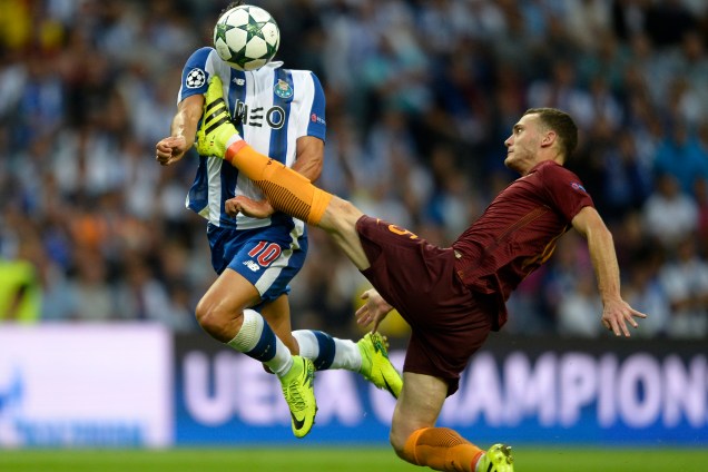 O zagueiro belga Thomas Vermaelen da Roma divide jogada com o meia português André Silva, do Porto em partida válida pela fase eliminatória da Liga dos Campeões - 17/08/2016