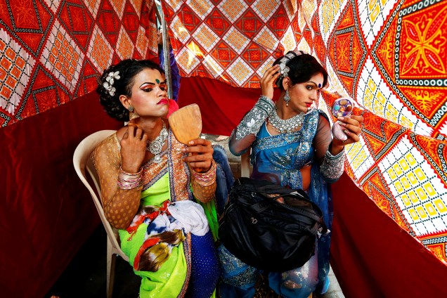 Eunucos se maqueiam antes do Festival Raksha Bandhal em Mumbai, na Índia - 17/08/2016