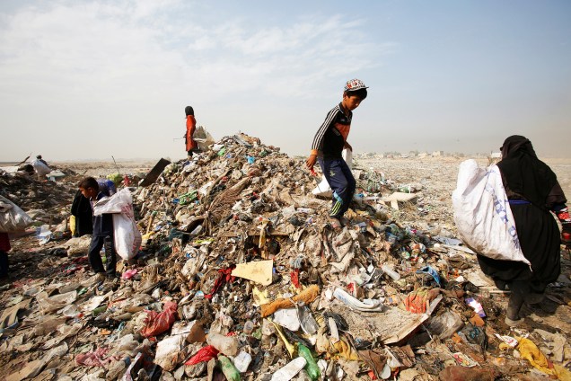 Iraquianos recolhem materiais recicláveis em um deposito de lixo de Bagdá - 23/08/2016