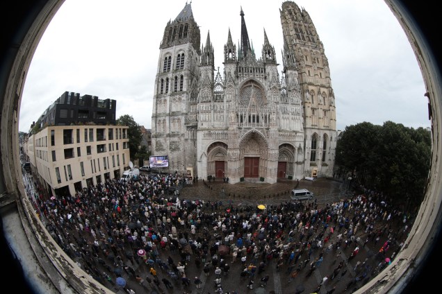 Pessoas ficam do lado de fora da catedral de Rouen durante o funeral do padre Jacques Hamel, morto em ataque terrorista a uma igreja em Saint-Etienne-du-Rouvray, norte da França - 02/08/2016