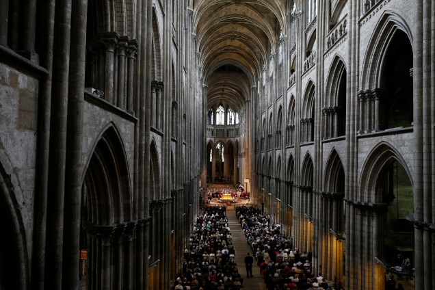 Pessoas lotam os bancos da catedral de Rouen durante o funeral do padre Jacques Hamel, morto em ataque terrorista a uma igreja em Saint-Etienne-du-Rouvray, norte da França - 02/08/2016