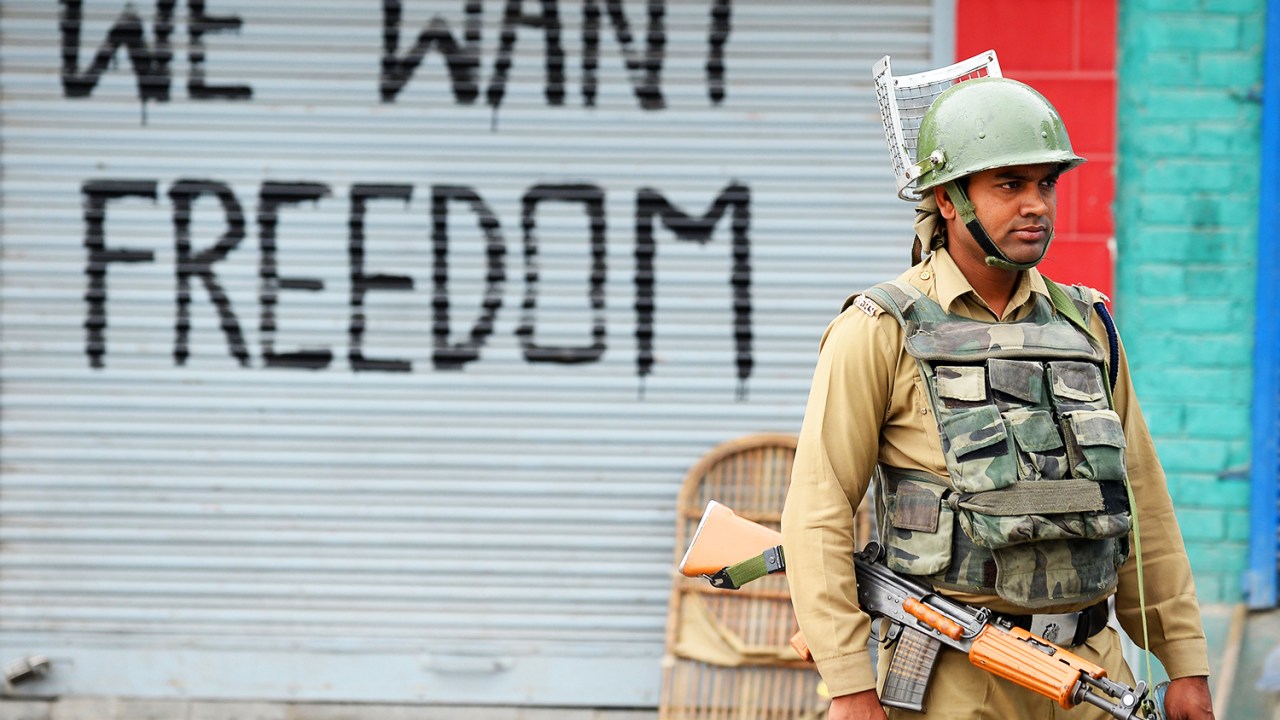 Paramilitar realiza patrulha após toque de recolher na cidade de Srinagar, na região da Caxemira - 26/08/2016