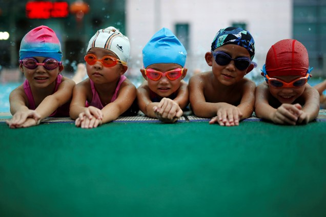 Crianças fazem aula de natação na mesma escola que a atleta olímpica Fu Yuanhui, na China - 10/08/2016