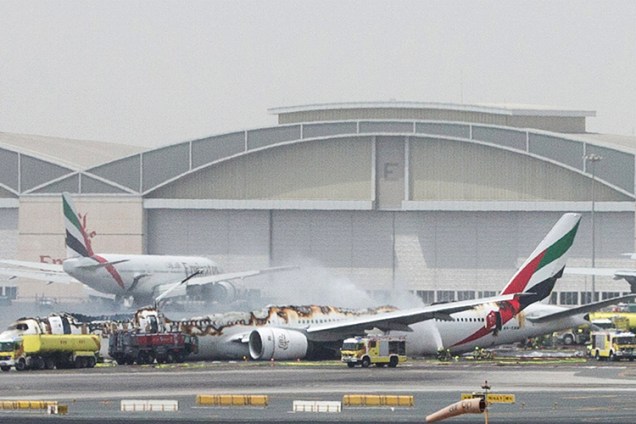Um voo da companhia Emirates Airline que saiu da Índia sofreu um acidente durante o pouso no Aeroporto Internacional de Dubai, De acordo um porta-voz do aeroporto, todos os 275 passageiros e membros da tripulação foram retirados com segurança do avião - 03/08/2016