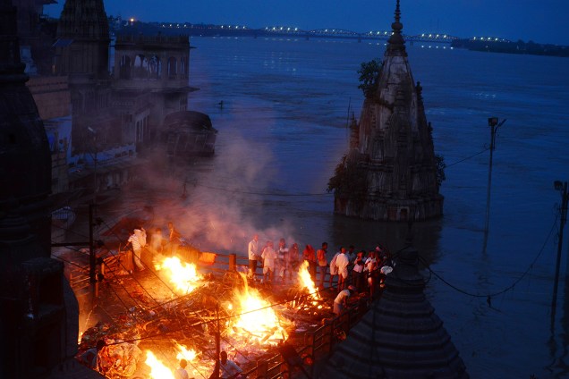 Indianos preparam uma cerimônia de cremação na cidade sagrada de Varanasi, na Índia, devido às mortes causadas pelas enchentes que tem atingido a região nas últimas semanas - 23/08/2016