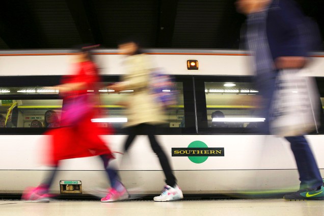 Passageitos caminham para embarcar em trem, na estação Vitória, em Londres - 08/08/2016