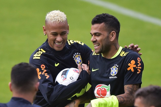Neymar e Daniel Alves durante treino da seleção em Quito. O Brasil enfrentará o Equador nesta quinta-feira (1).
