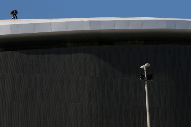 Funcionário faz ajustes no telhado do velódromo olímpico, no Rio de Janeiro - 01/08/2016