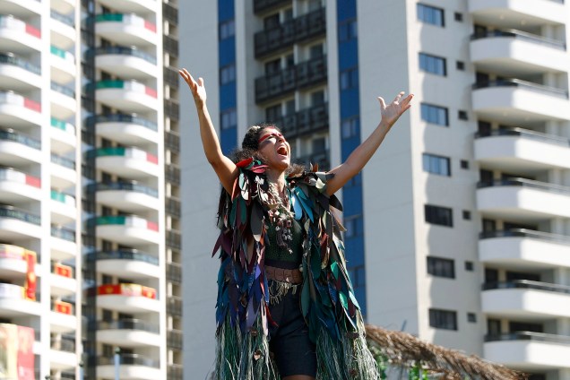 Dançarina se apresenta durante cerimônia de boas-vindas no Parque Olímpico, Rio de Janeiro - 01/08/2016