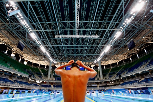 Atleta se prepara para treino de natação no estádio aquático do Parque Olímpico, no Rio de Janeiro - 01/08/2016