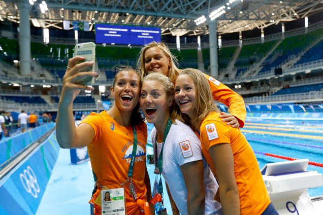 Atletas da delegação holandesa posam para selfie durante sessão de treinamento no estádio aquático olímpico, no Rio de Janeiro - 01/08/2016